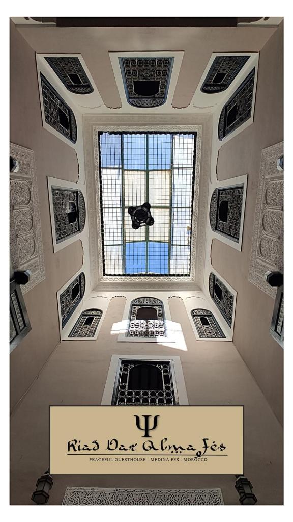 Cette chambre dispose d'un plafond avec une fenêtre et un panneau. dans l'établissement Riad Dar Alma Fes, à Fès