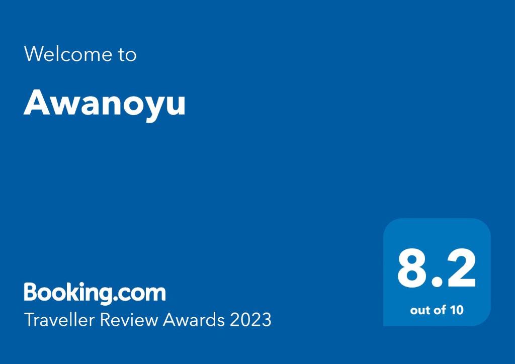 Un écran bleu sur lequel le texte est échangé dans l'établissement Awanoyu, à Matsumoto