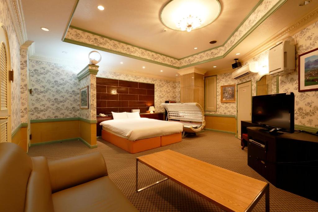 une chambre d'hôtel avec un lit et une télévision dans l'établissement HOTEL555 伊豆長岡, à Izunokuni
