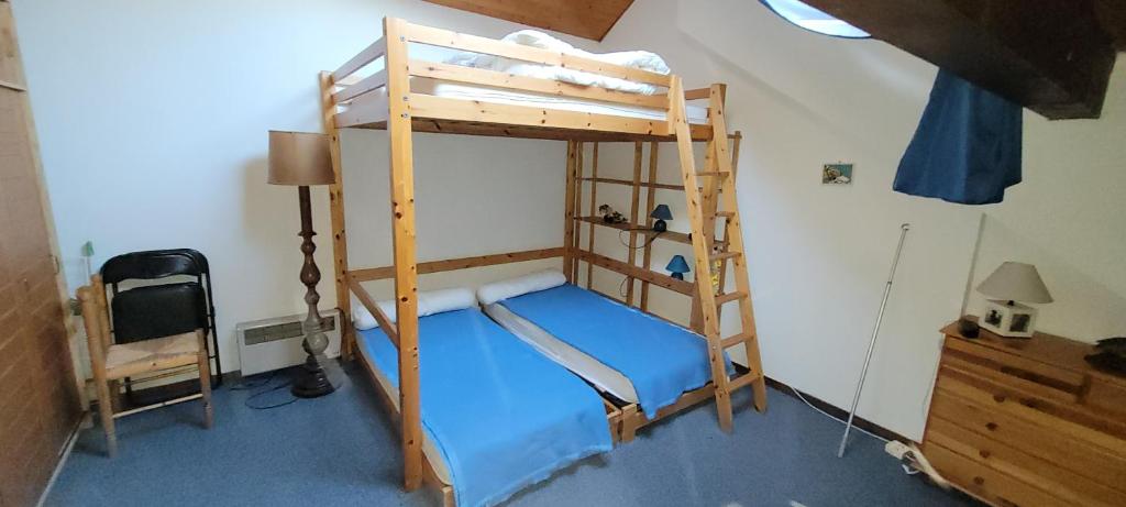 - une chambre avec 2 lits superposés et une échelle dans l'établissement Les Bottières 73300 T3 50m2 4 à 6 pers, à Fontcouverte