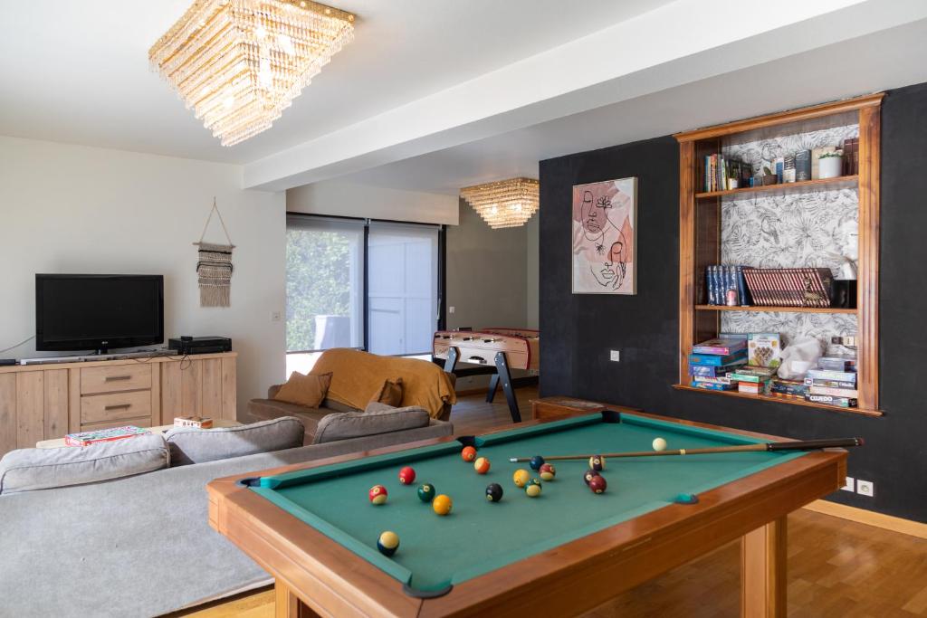 un salon avec une table de billard dans l'établissement Lodge ou Gîte de caractére avec jaccuzi spa piscine, à Argelès-Gazost