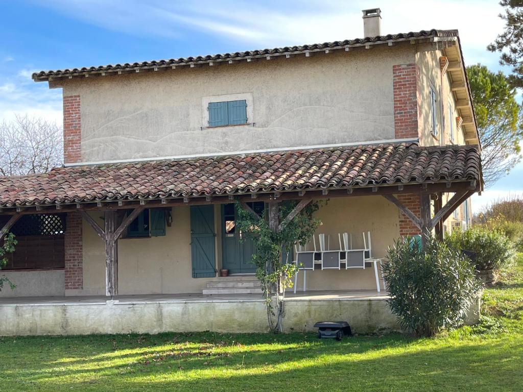une maison ancienne avec une fenêtre et un toit dans l'établissement Lauraguel Gîte, à Mourvilles-Hautes
