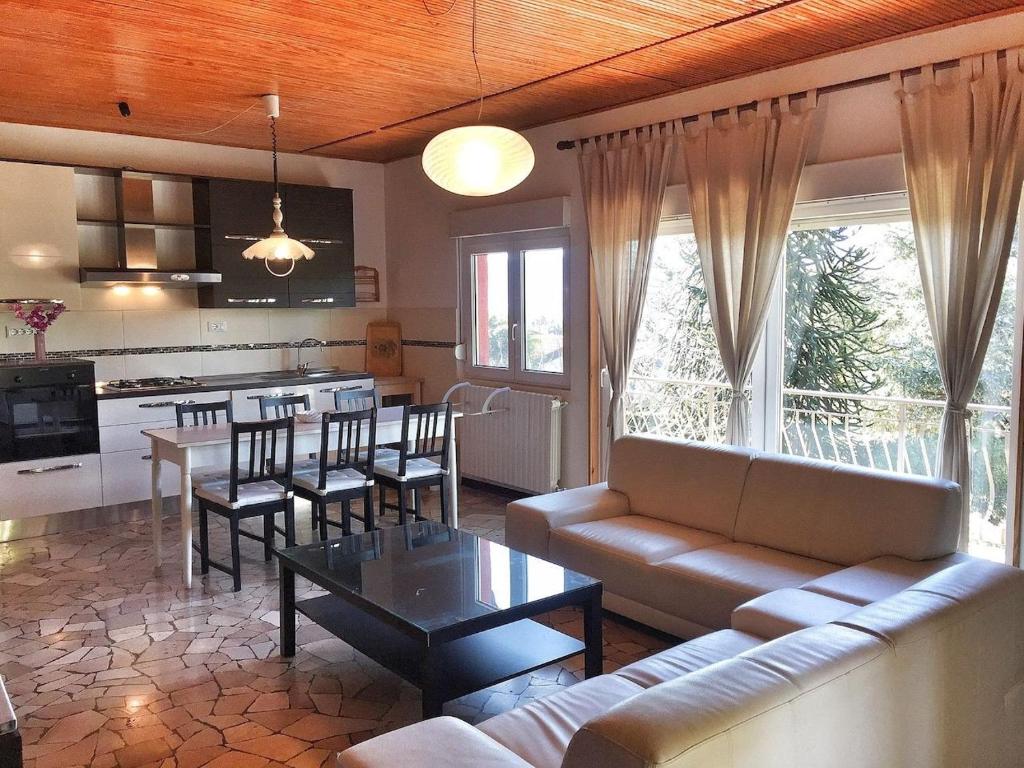 un salon avec un canapé et une table dans l'établissement Britta, à Brezzo