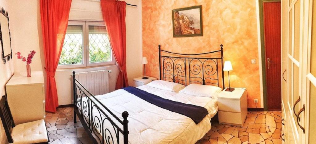 une chambre avec un lit et une fenêtre avec des rideaux rouges dans l'établissement Britta, à Brezzo 7 autres photos