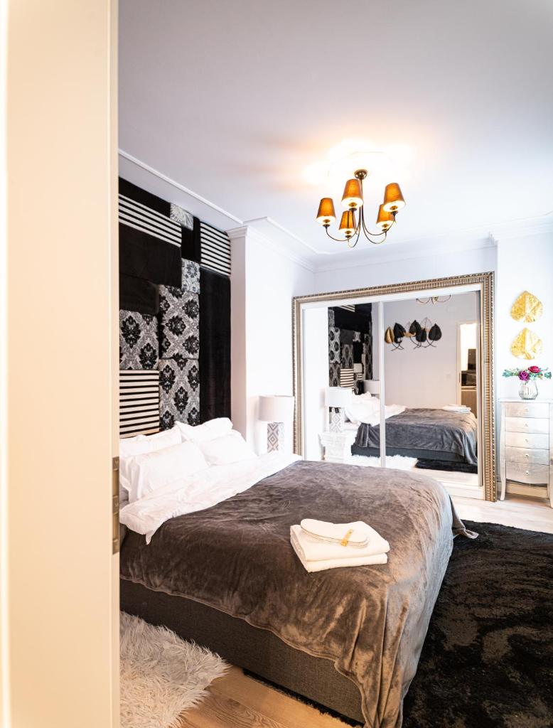 The Artist - Ultracentral Designer Apartment 6