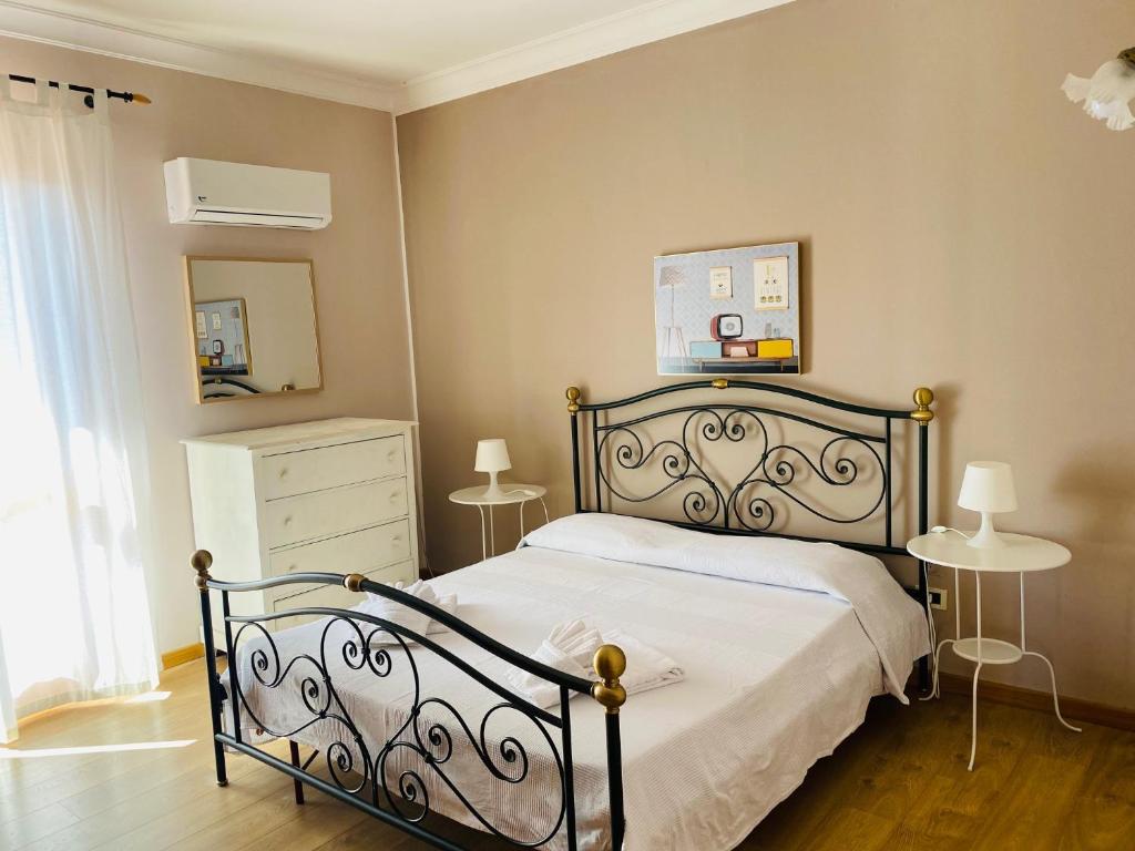 - une chambre avec un lit, deux lampes et une commode dans l'établissement Villa Carmen con piscina, à Syracuse