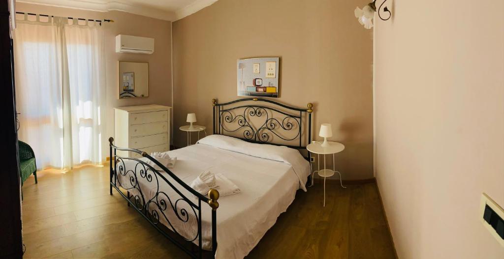 - une chambre avec un lit et une commode dans l'établissement Villa Carmen con piscina, à Syracuse 35 autres photos