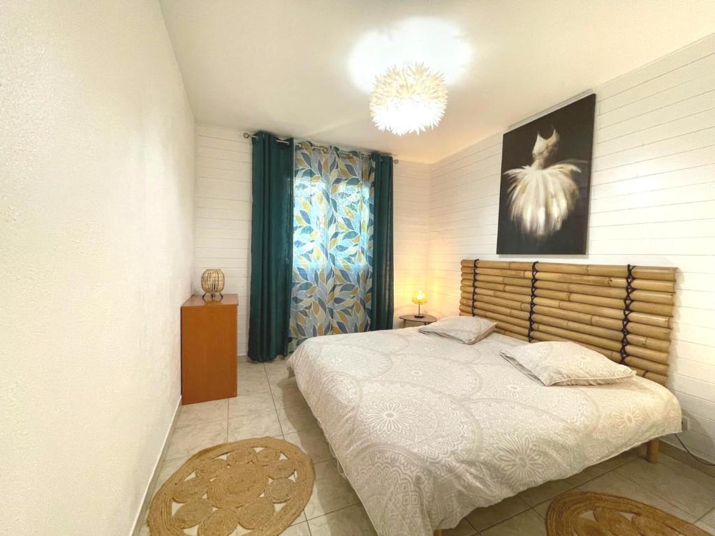 une chambre avec un grand lit et une fenêtre dans l'établissement Les Gîtes du Petit Mas, à Lagamas 15 autres photos