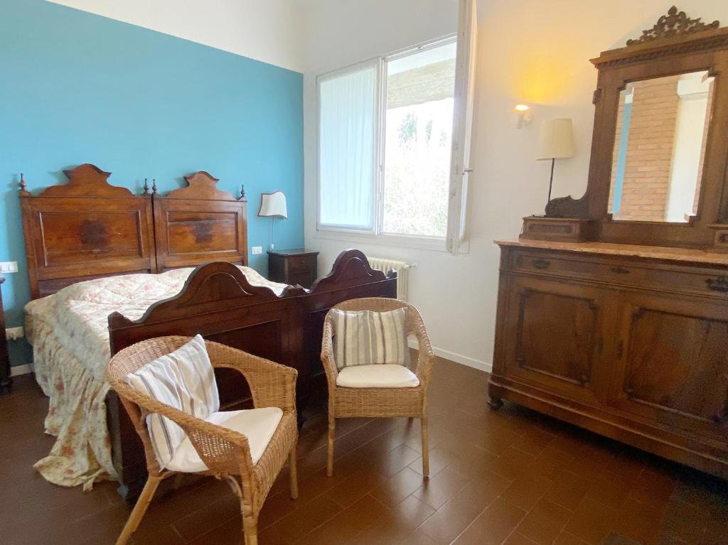 - une chambre avec un lit, une commode et deux chaises dans l'établissement Villa Sweet Flower - with Private Pool and Garden, à Manerba del Garda 42 autres photos