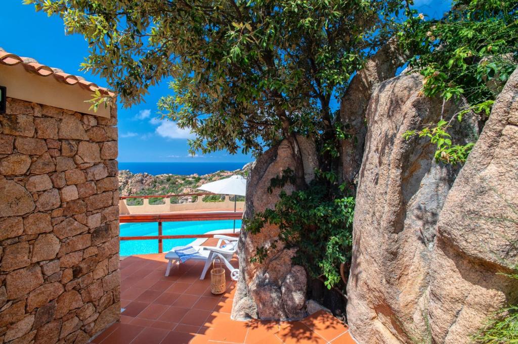 - une vue sur la piscine depuis la terrasse d'une villa dans l'établissement Costa Paradiso villa con piscina indipendente e vista mare per 6 persone, à Costa Paradiso