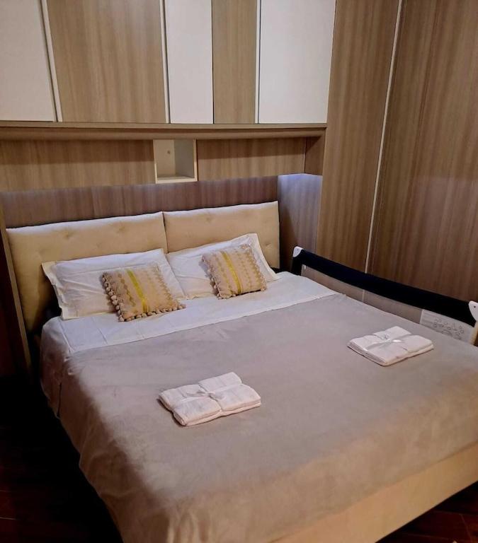 un lit avec deux serviettes dessus dans l'établissement Villa Ginevra, à San Pasquale 30 autres photos