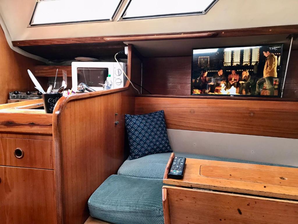 une chaise à l'arrière du bateau dans l'établissement Voilier Loc Han, à Deauville