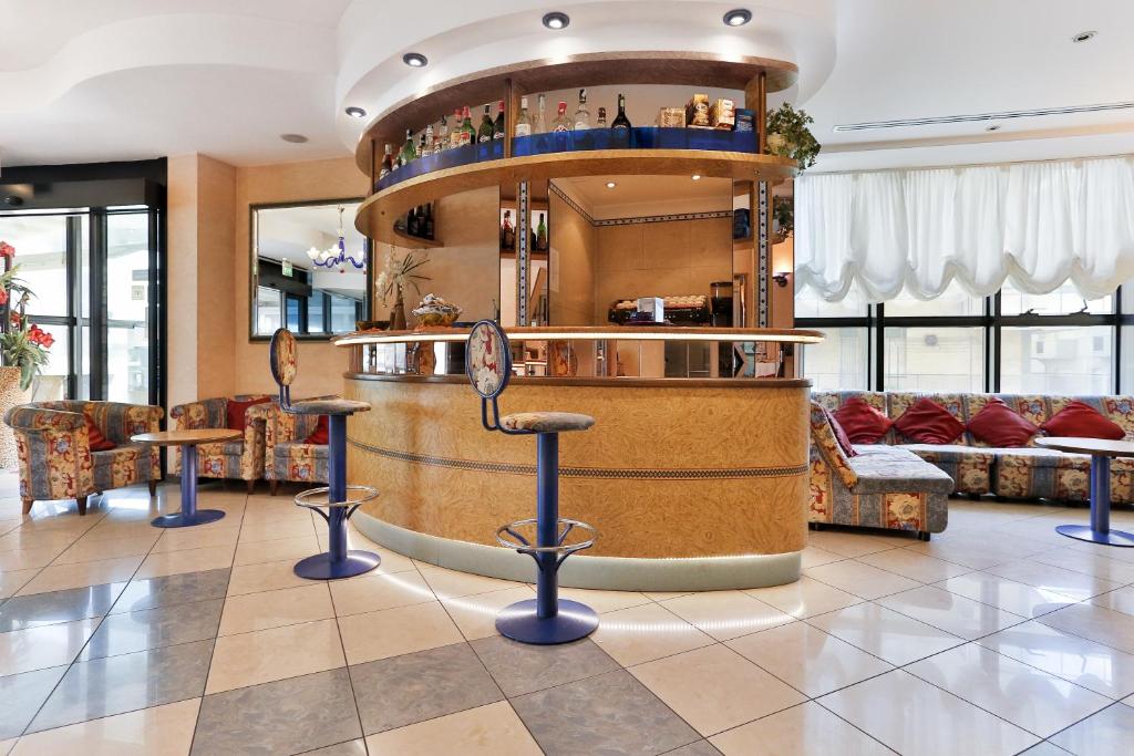 un bar dans le hall avec des canapés et des tables dans l'établissement Hotel Soleblu, à Rimini