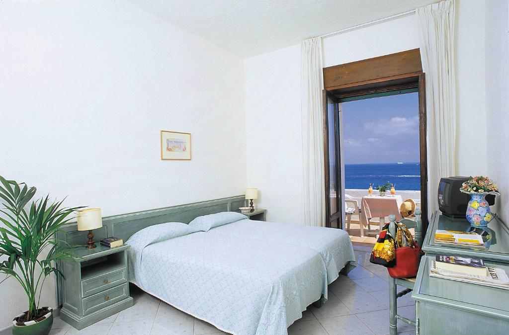 une chambre avec un lit et une vue sur l'océan dans l'établissement Parco Aurora Terme, à Ischia 17 autres photos