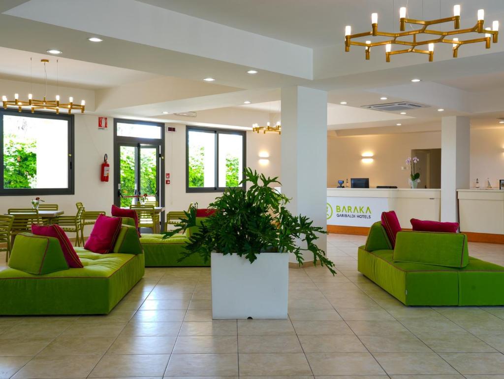 un hall avec des canapés verts et une pharmacie dans l'établissement GH Baraka Village, à Scoglitti 42 autres photos
