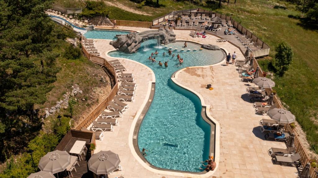 une vue aérienne d'une piscine dans un complexe hôtelier dans l'établissement Camping RCN Les Collines de Castellane, à Castellane