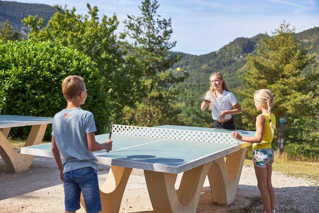 - un groupe d'enfants autour d'une table de ping-pong dans l'établissement Camping RCN Les Collines de Castellane, à Castellane 13 autres photos