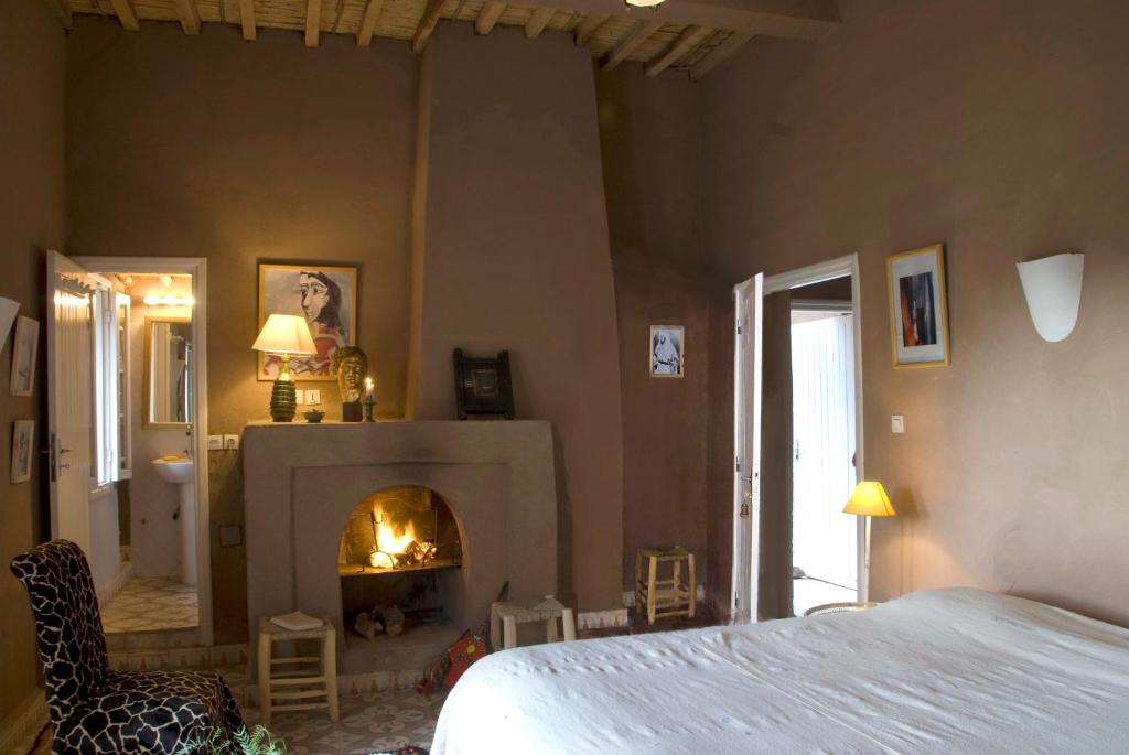 - une chambre avec une cheminée et un lit dans une pièce dans l'établissement Villa Zagora Ma Villa au Sahara, à Zagora 37 autres photos