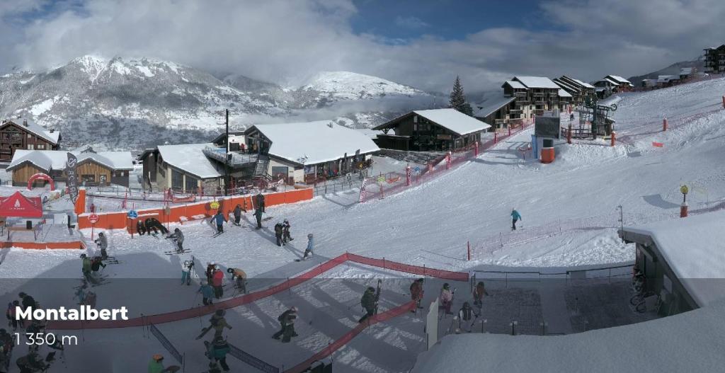 un groupe de personnes sur une piste de ski enneigée dans l'établissement Studio 442 au pied des pistes La Plagne, à Aime La Plagne