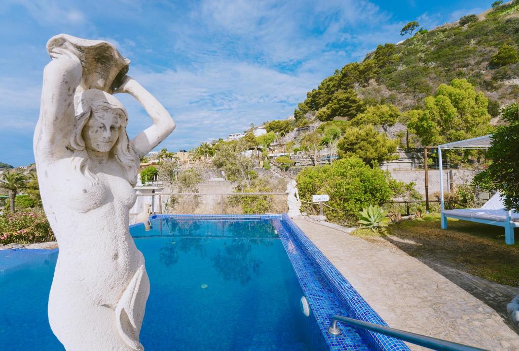 une statue d'une femme debout à côté d'une piscine dans l'établissement Hotel Ferdinando Beach & Thermal Spa, à Ischia