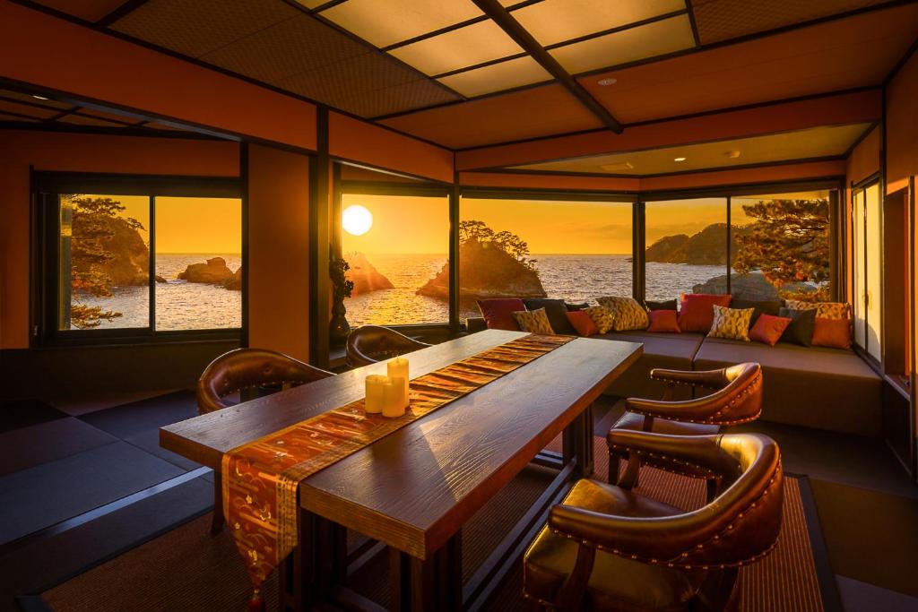 une pièce avec une table, des chaises et un canapé dans l'établissement Mayu Futahari, à Nishiizu