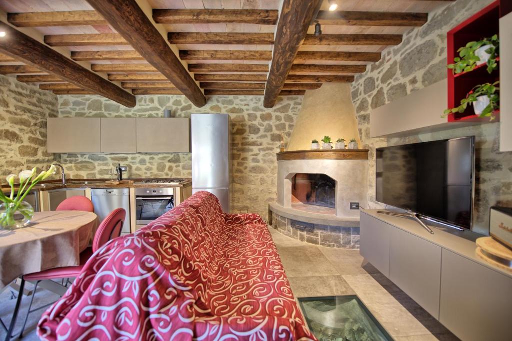 - une cuisine avec une table à manger et une télévision dans la chambre dans l'établissement Villa Mulino by PosarelliVillas, à Poggioni