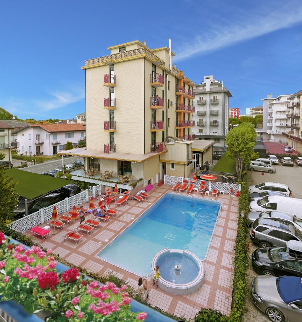 - une vue de tête sur un hôtel avec une piscine dans l'établissement Hotel Jalisco, à Lido di Jesolo