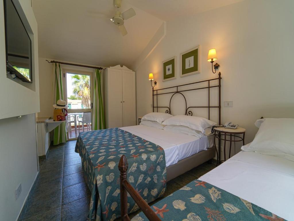 une chambre d'hôtel avec deux lits et une fenêtre dans l'établissement Cefalu Resort - Sporting Club, à Cefalù 63 autres photos