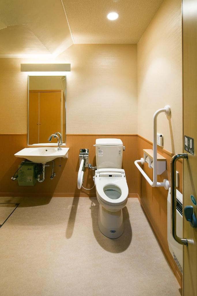 une salle de bain avec toilettes et lavabo dans l'établissement Hotel Saginoyu, à Suwa 24 autres photos