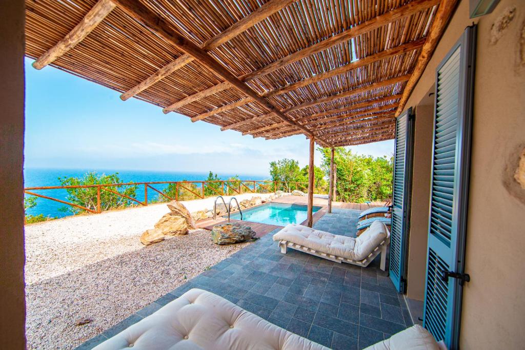 d'une terrasse avec vue sur l'océan. dans l'établissement Tenuta Delle Ripalte, à Capoliveri