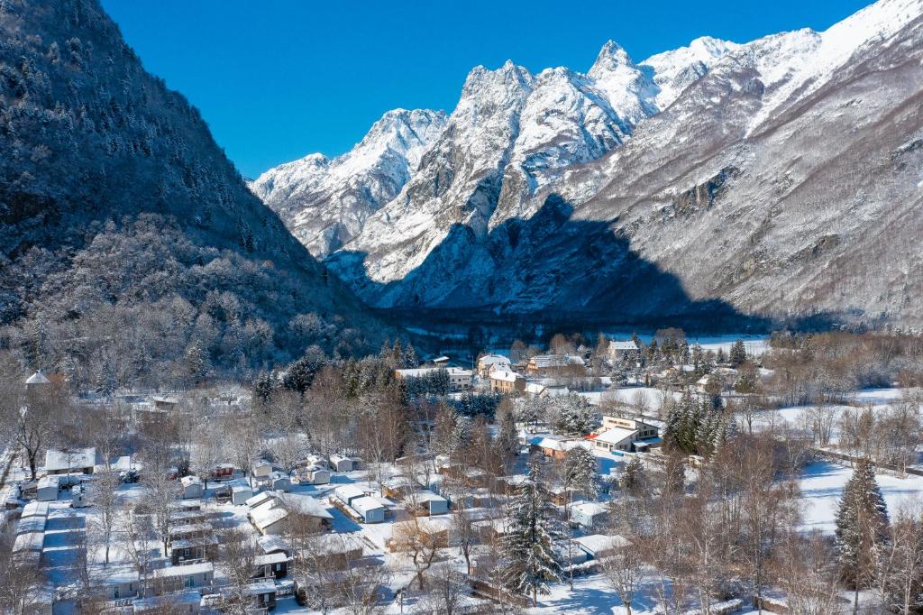 un village au milieu d'une montagne enneigée dans l'établissement Camping RCN Belledonne, au Bourg-dʼOisans