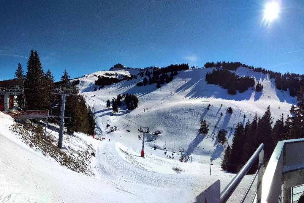une piste de ski couverte de neige avec une remontée mécanique dans l'établissement Appartement T2 idéal pour une famille, à Thollon-les-Mémises