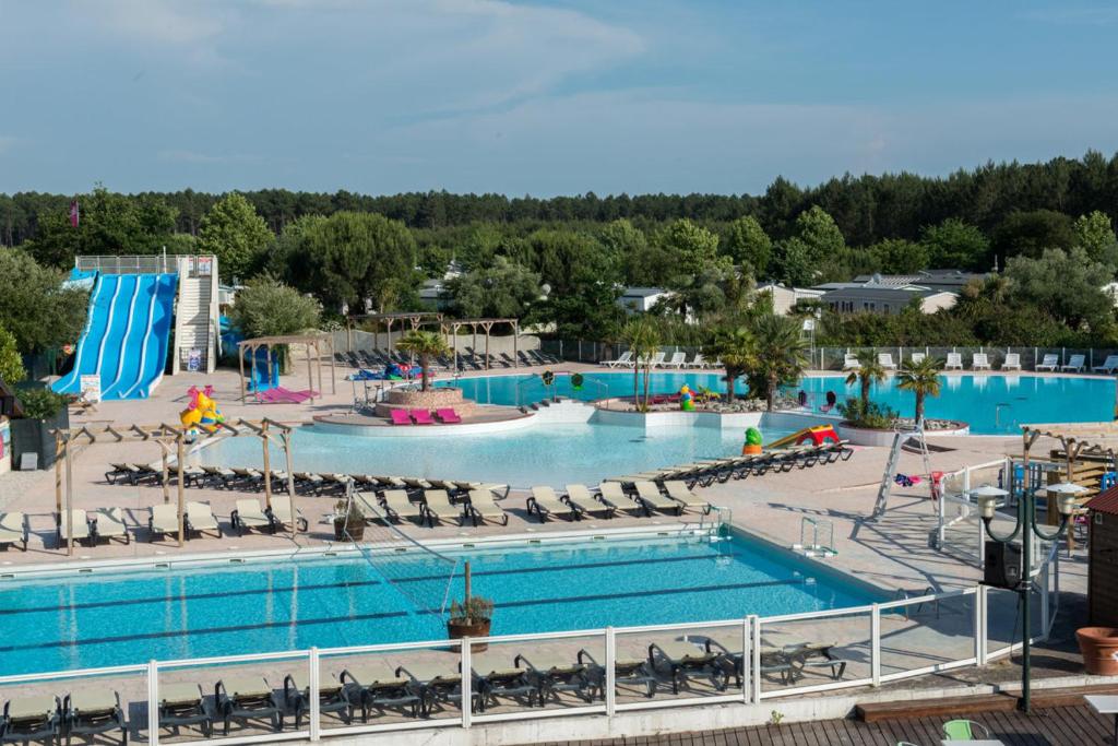 - une vue sur la piscine d'un complexe dans l'établissement Charmant mobil-home N°698 3ch tout confort au calme, à Gastes