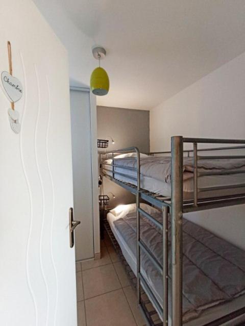 une chambre avec deux lits superposés dans une pièce dans l'établissement Le Gîte de Marilou classé 3 étoiles Vallon Pont d'Arc, résidence privée piscine, à Vallon-Pont-dʼArc
