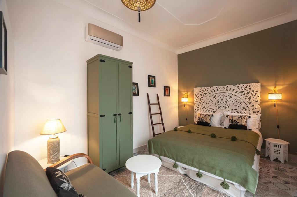 - une chambre avec un lit vert et un canapé dans l'établissement RIAD JULILU PRIVATISE, à Marrakech 37 autres photos