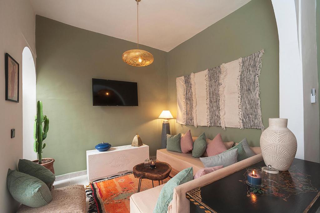 un salon avec un canapé et une table dans l'établissement RIAD JULILU PRIVATISE, à Marrakech
