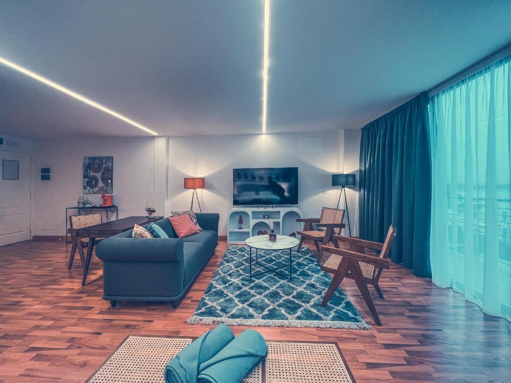 un salon avec un canapé et une table dans l'établissement Club del Sole Tenuta Primero Hotel, à Grado