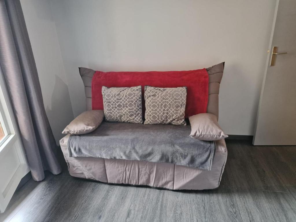 un lit avec des oreillers dessus dans une chambre dans l'établissement studio moderne avec coin montagne la vallée blanche 2 La Foux d Allos, à La Foux