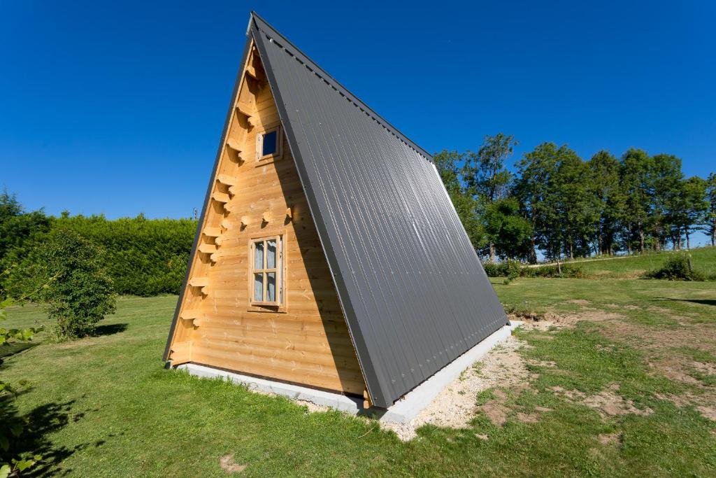 Cette petite maison en bois est mansardée. dans l'établissement Ferme Rony Camp des Découvreurs, à Saint-Nizier-du-Moucherotte 3 autres photos