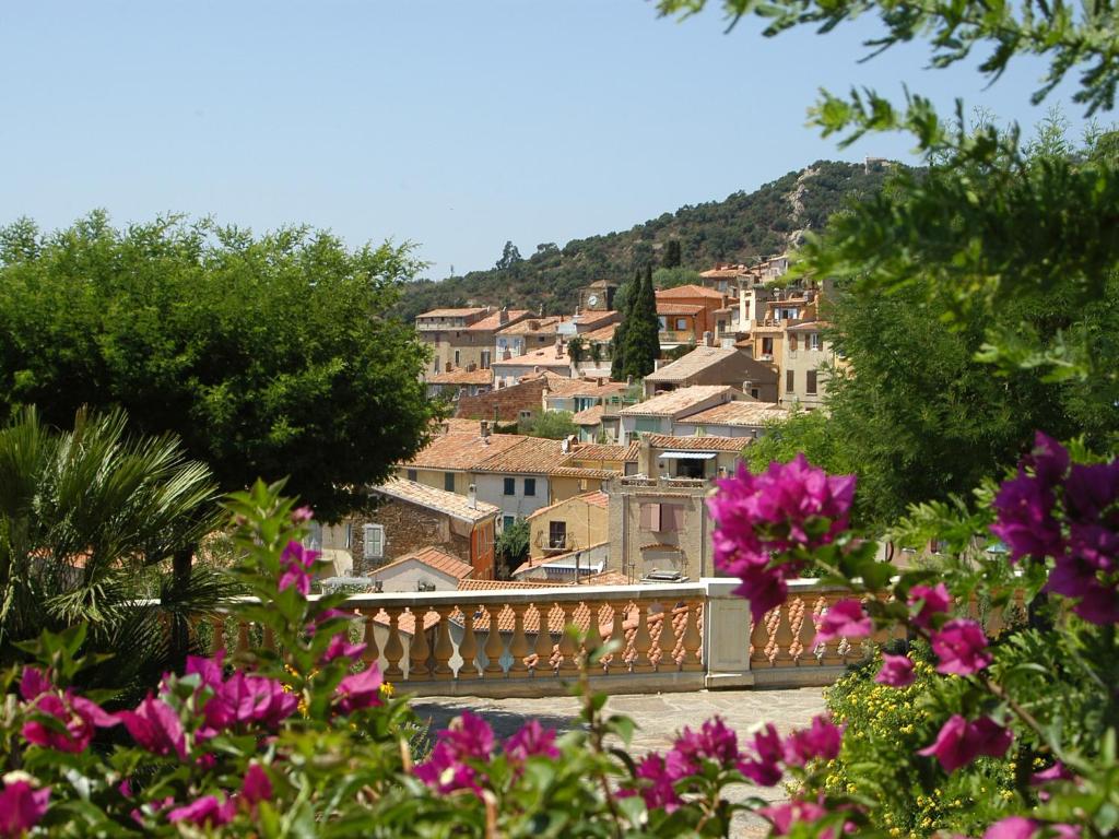 - une vue sur une ville aux fleurs roses dans l'établissement Camping Clau Mar Jo, à Bormes-les-Mimosas