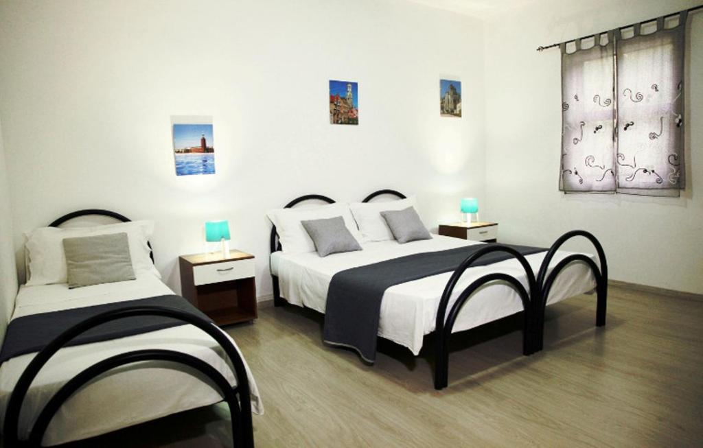 - une chambre avec 2 lits avec des bougies bleues dans l'établissement Residence Torre Saracena, à Villapiana