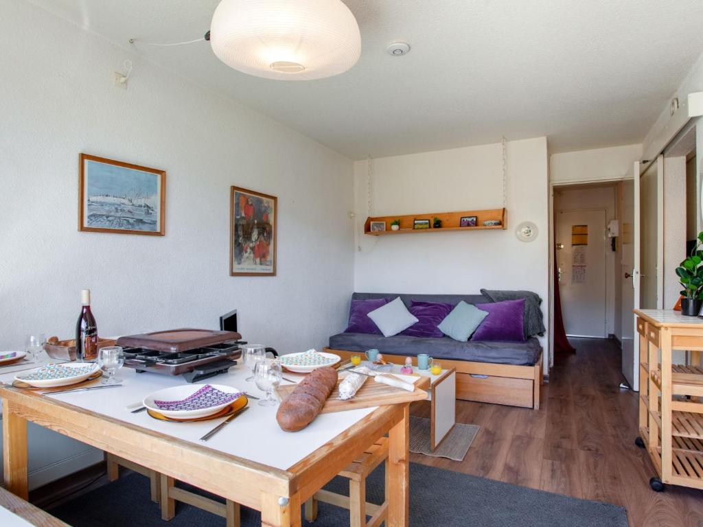 un salon avec une table et un canapé dans l'établissement Apartment Lunik Orion-22 by Interhome, au Corbier