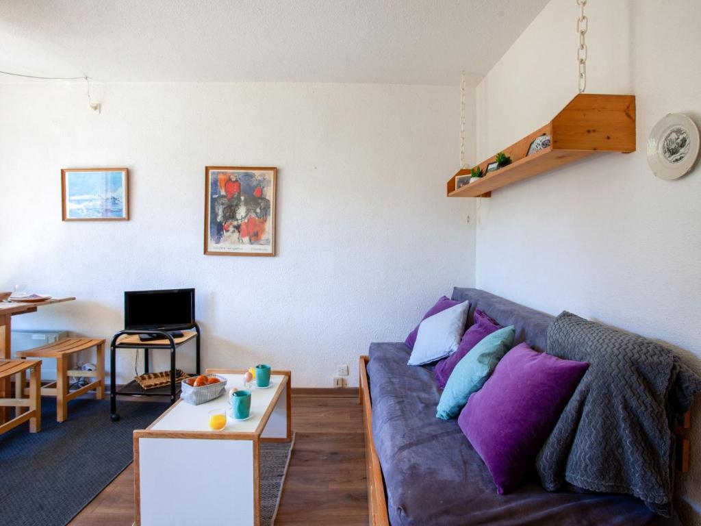 un salon avec un canapé et une table dans l'établissement Apartment Lunik Orion-22 by Interhome, au Corbier