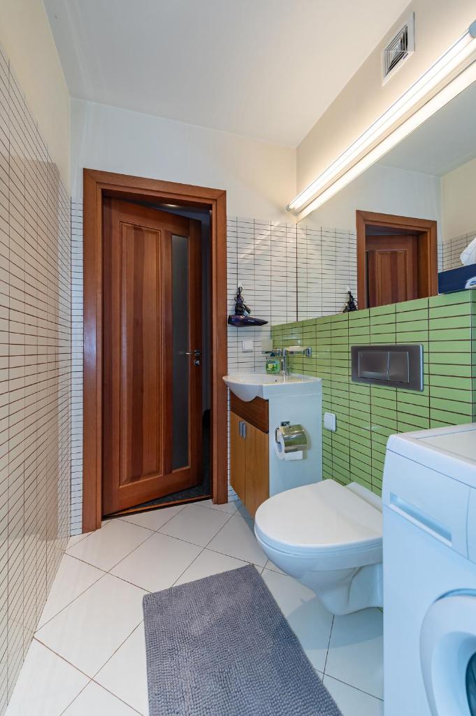 Panoramic city centre apartment by Polo Apartments 8