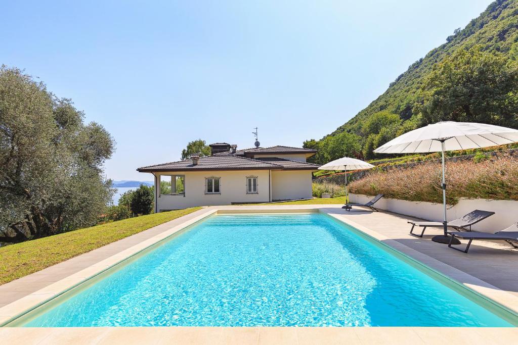 une villa avec piscine et une maison dans l'établissement Villa Incanta by Casa da Suite, à Brisino