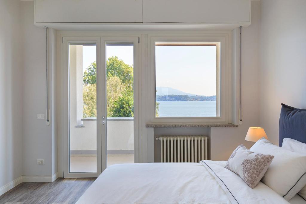 une chambre avec un lit et une grande fenêtre dans l'établissement Villa Incanta by Casa da Suite, à Brisino