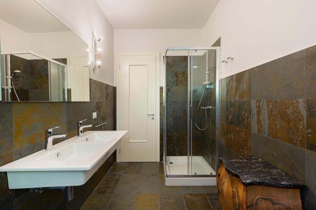 une salle de bain avec un lavabo et une douche dans l'établissement Villa Incanta by Casa da Suite, à Brisino