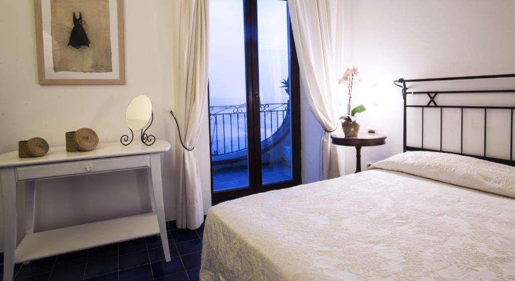 une chambre avec un lit et une vue sur un balcon dans l'établissement Hotel Umberto A Mare, à Ischia