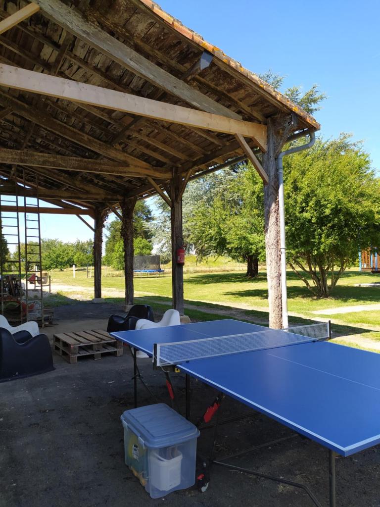 - une table de ping-pong bleue sous un pavillon dans l'établissement Domaine Moulin d'Elemiah, à Gémozac