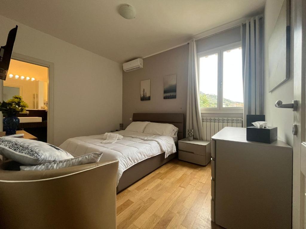 une chambre avec un grand lit et une fenêtre dans l'établissement Horizon Suites, à Cefalù